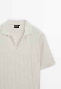 Lys grå strik polo t-shirt med V-hals, kortærmede og et tekstureret ribbet mønster. Har en kontrastfarvet krave.