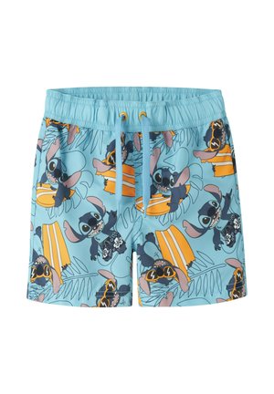 Lichtblauwe zwemshorts met herhaalde cartoonfiguur Stitch die een zonnebril draagt en oranje surfplanken vasthoudt.