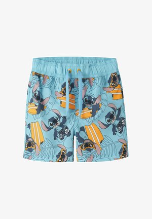 Lichtblauwe zwemshorts met herhaalde cartoonfiguur Stitch die een zonnebril draagt en oranje surfplanken vasthoudt.