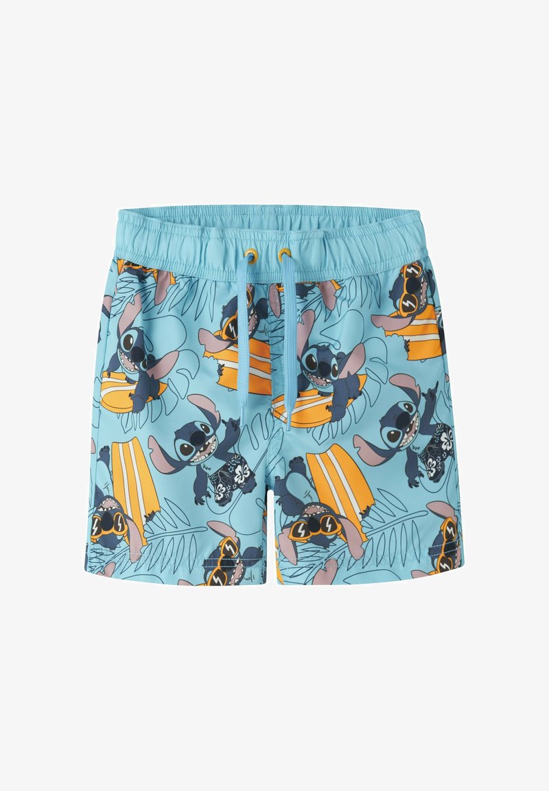 Shorts de bain bleu clair avec un motif répétitif du personnage de dessin animé Stitch portant des lunettes de soleil et tenant des planches de surf orange.