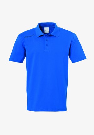 Blauw poloshirt gemaakt van zachte stof met een kraag, drie knopen en een subtiel logo op de linkerschouder. Glad textuur.
