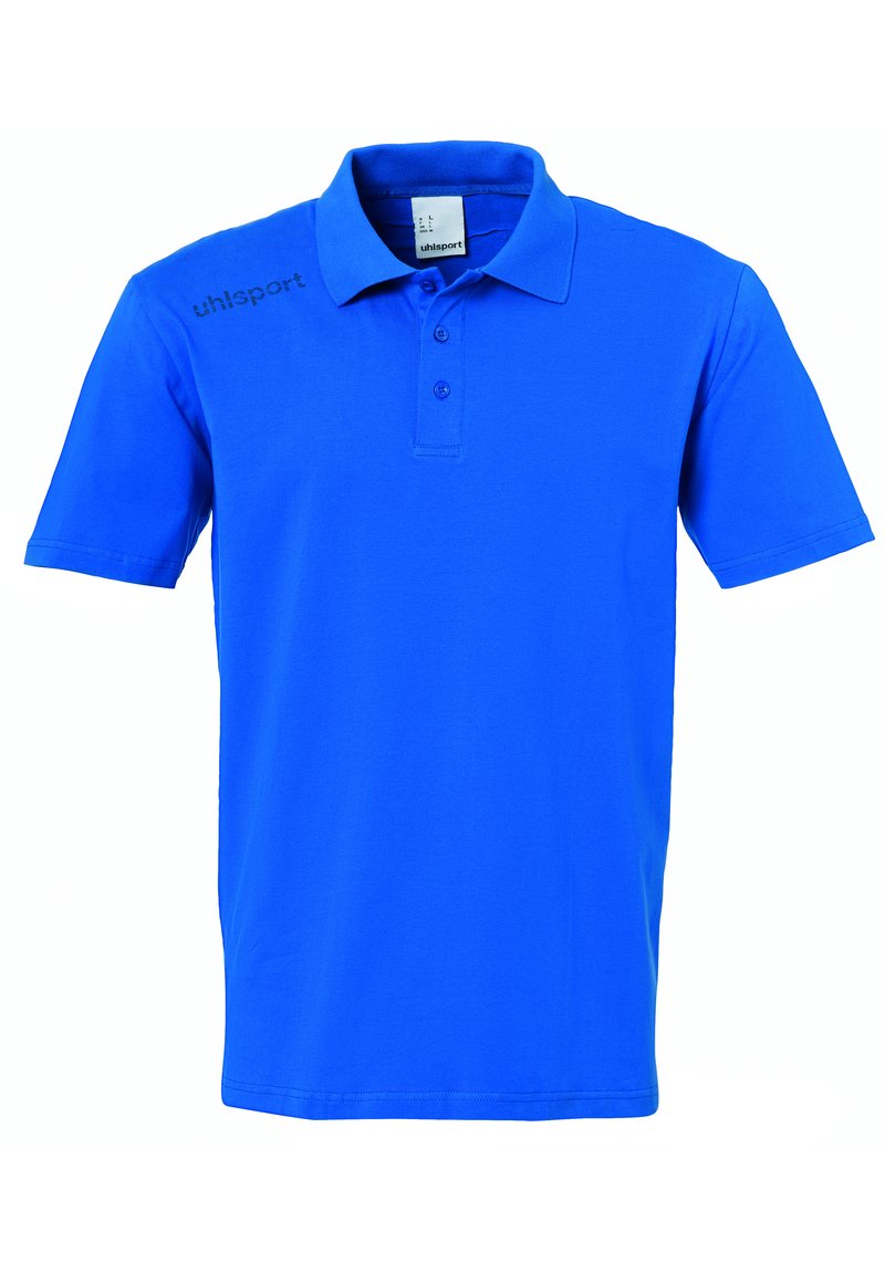 Polo shirt blu in morbido tessuto con colletto, tre bottoni e un logo discreto sulla spalla sinistra. Texture liscia.