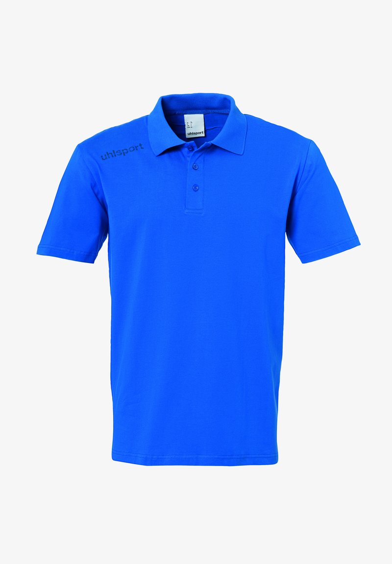 Blaues Poloshirt aus weichem Stoff mit Kragen, drei Knöpfen und einem dezenten Logo auf der linken Schulter. Glatte Textur.