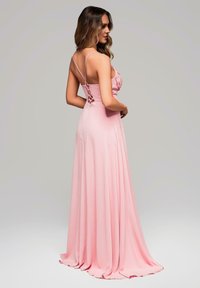 Róża satynowa długa sukienka z cienkimi ramiączkami, marszczonym bodicem, odsłoniętymi plecami z wiązaniem i zwiewną spódnicą do podłogi.