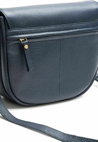 Bolso cruzado de cuero azul marino con superficie texturizada, forma redondeada, correa ajustable y un bolsillo frontal con cremallera que presenta herrajes en tono dorado.