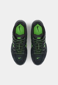 Nike Sportswear P 6000 PRM - Sportbačiai - black/green strike/anthracite