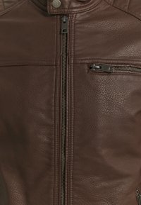 Jack & Jones JJEROCKY JACKET - Jakna od umjetne kože - chocolate fondant