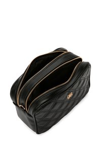 Neceser de cuero negro acolchado con dos aberturas con cremallera, detalles en dorado y una forma rectangular estructurada.