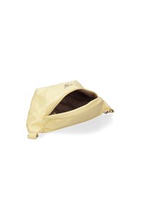 Borsa sintetica gialla con texture trapuntata, apertura con zip, interno marrone e logo impresso sul davanti. Design compatto con tracolla laterale.