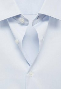 Camisa de color azul claro con cuello, fabricada en tela suave, cierre de botones y diseño de cuello puntiagudo. Sin patrones ni detalles adicionales.