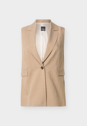 Blazer beige sans manches avec revers en encoche, fermeture par un seul bouton en écaille de tortue, et deux poches avant à rabat.