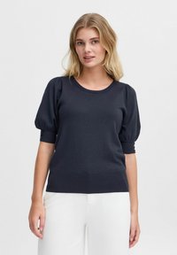 Pulover tricotat de culoare albastru închis, cu decolteu rotund, mâneci scurte cu volănaș și tiv cu model rib. Include detalii cu nasturi pe manșetele mânecilor.