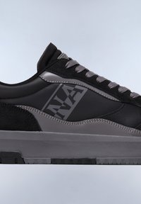 Sneaker nero e grigio in suede e pelle testurizzata, con un logo geometrico, lacci grigi e una suola in gomma spessa.