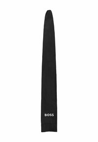 Svart kläddammskydd med en lång, smal form, utrustad med dragsko upptill och en iögonfallande vit "BOSS"-logotyp längst ner.