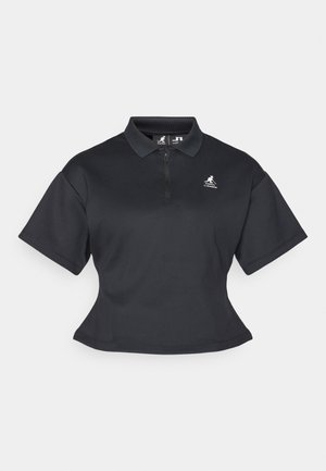 Fekete, rövid ujjú, rövidített pólóing, félig cipzáros nyakú, logóval a mellkasán, sima és rugalmas anyagú textúrával.