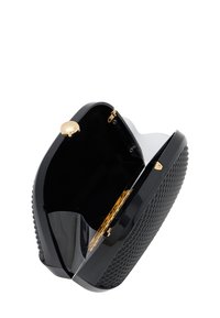 Clutch rigido nero con hardware dorato, superficie testurizzata e parte superiore trasparente. L'interno mostra una catena dorata per il trasporto.