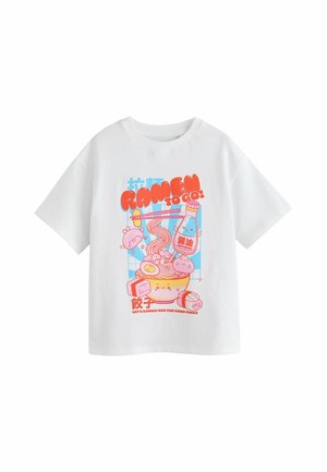 Biała koszulka z krótkim rękawem z kolorową kreskówkową miską ramen, butelką sosu sojowego, sushi i tekstem "RAMEN TO GO! LET'S RAMEN-BER THE GOOD TIMES."