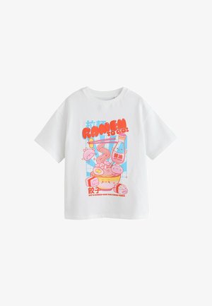 Hvid kortærmet t-shirt med farverig tegneserie ramen skål, sojasovsflaske, sushi og tekst "RAMEN TO GO! LET'S RAMEN-BER THE GOOD TIMES."