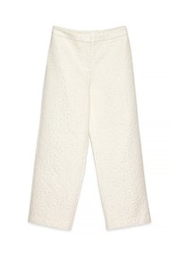 Witte cropped broeken met een gestructureerd bloemenpatroon, met een hoge taille en een wijd pijpontwerp. Gladde stof met een subtiele glans.