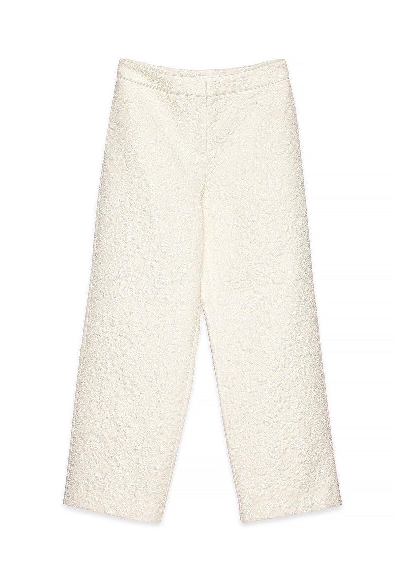 Witte cropped broeken met een gestructureerd bloemenpatroon, met een hoge taille en een wijd pijpontwerp. Gladde stof met een subtiele glans.