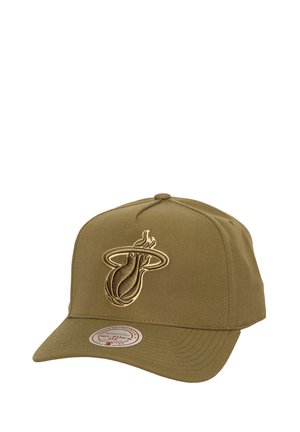 Casquette de baseball vert olive avec une forme structurée, ornée d'un logo brodé des Miami Heat en or sur le devant et d'une visière plate.
