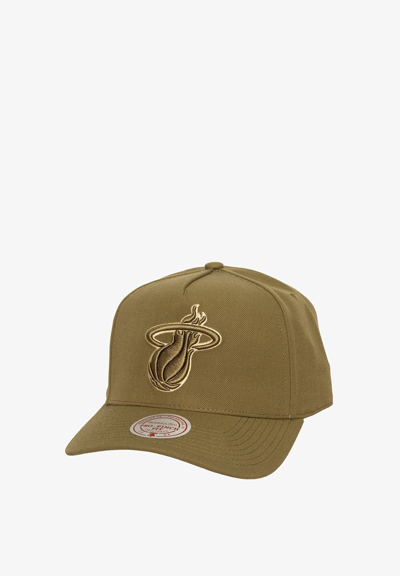 Cappello da baseball verde oliva con una forma strutturata, caratterizzato da un logo ricamato dei Miami Heat in oro sul davanti e una visiera piatta.