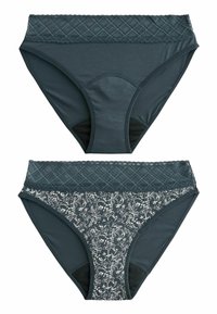 To sæt kvinders undertøj: et i ensfarvet mørk teal med blonder, og det andet med blomstermønster på en mørk baggrund, begge med elastiske taljebånd.