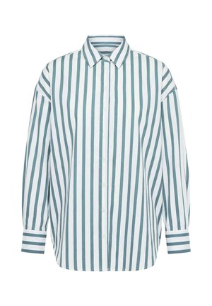 Bílá košile s vertikálními zelenými pruhy, dlouhými rukávy a špičatým límečkem.