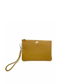 Clutch in pelle marrone con chiusura a zip, tracolla e logo Nike bianco. Texture liscia e forma rettangolare.