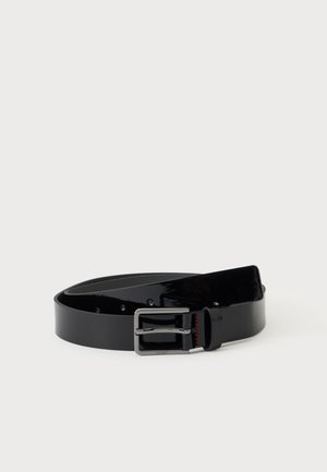 Cinturón de cuero negro brillante con una hebilla rectangular plateada y múltiples agujeros de ajuste sobre un fondo blanco.