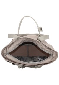 Beige stoffen tas met een ritssluiting, twee handvatten aan de bovenkant en een binnenvoering in een donkere tint. Heeft een glad, textuur oppervlak.