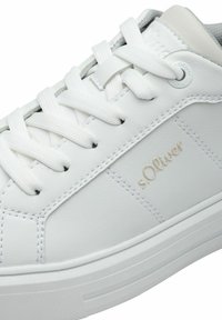 Scarpe da ginnastica bianche in pelle sintetica liscia, con lacci bianchi piatti, dettagli cuciti e un sottile logo in rilievo "s.Oliver".