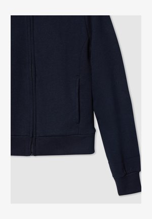 Granatowa kurtka na zamek z prążkowanymi mankietami i dołem, kieszenią boczną oraz gładką teksturą. Wykonana z miękkiej, trwałej tkaniny.