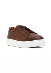 Bruine leren sneaker met een gestructureerde afwerking, witte rubberen zool en ronde neus. Bevat veters en heeft een minimalistisch ontwerp.