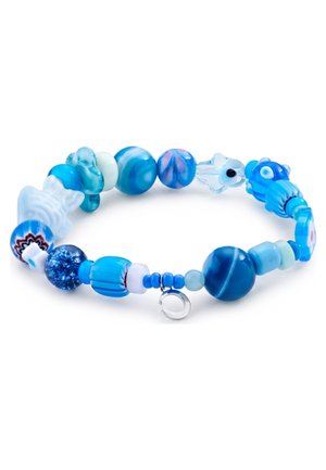 Elastisk armbånd med forskellige runde og formede blå, hvide og gennemsigtige glasperler på hvid baggrund.