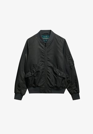 Zwarte bomberjack met een ritssluiting aan de voorkant, ribbelmanchetten en twee drukknopzakken aan de voorkant. Gemaakt van een glad, lichtgewicht materiaal.
