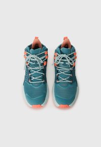 Teal atletiekschoenen met een bovenwerk van mesh, oranje accenten en gestreepte veters. Mid-top design met een gevoerde zool en een trekband bij de hiel.