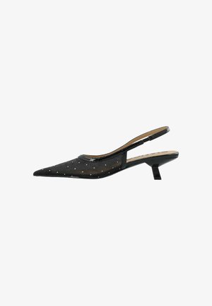Zwarte slingback schoen van mesh met een spits toelopende neus, versierd met kleine zilveren stippen, voorzien van een lage blokhak en glanzende randen.