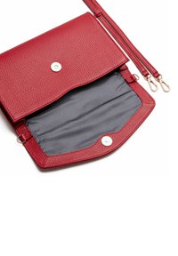 Borsa a tracolla rossa in pelle con texture a granuli, hardware argentato, chiusura a scatto e foderatura grigia. Include una tracolla staccabile per maggiore versatilità.