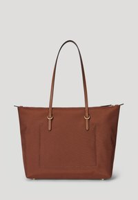 Καφέ ορθογώνια τσάντα tote με μακριές δερμάτινες λαβές, ραφή στην μπροστινή τσέπη και χρυσά αξεσουάρ, σε απλό ανοιχτό φόντο.