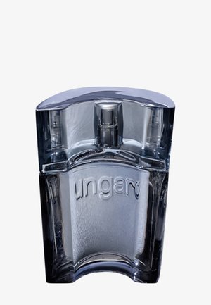 Flacon de parfum en verre transparent à forme incurvée avec "ungaro" embossé à l'avant, doté d'un pulvérisateur argenté.