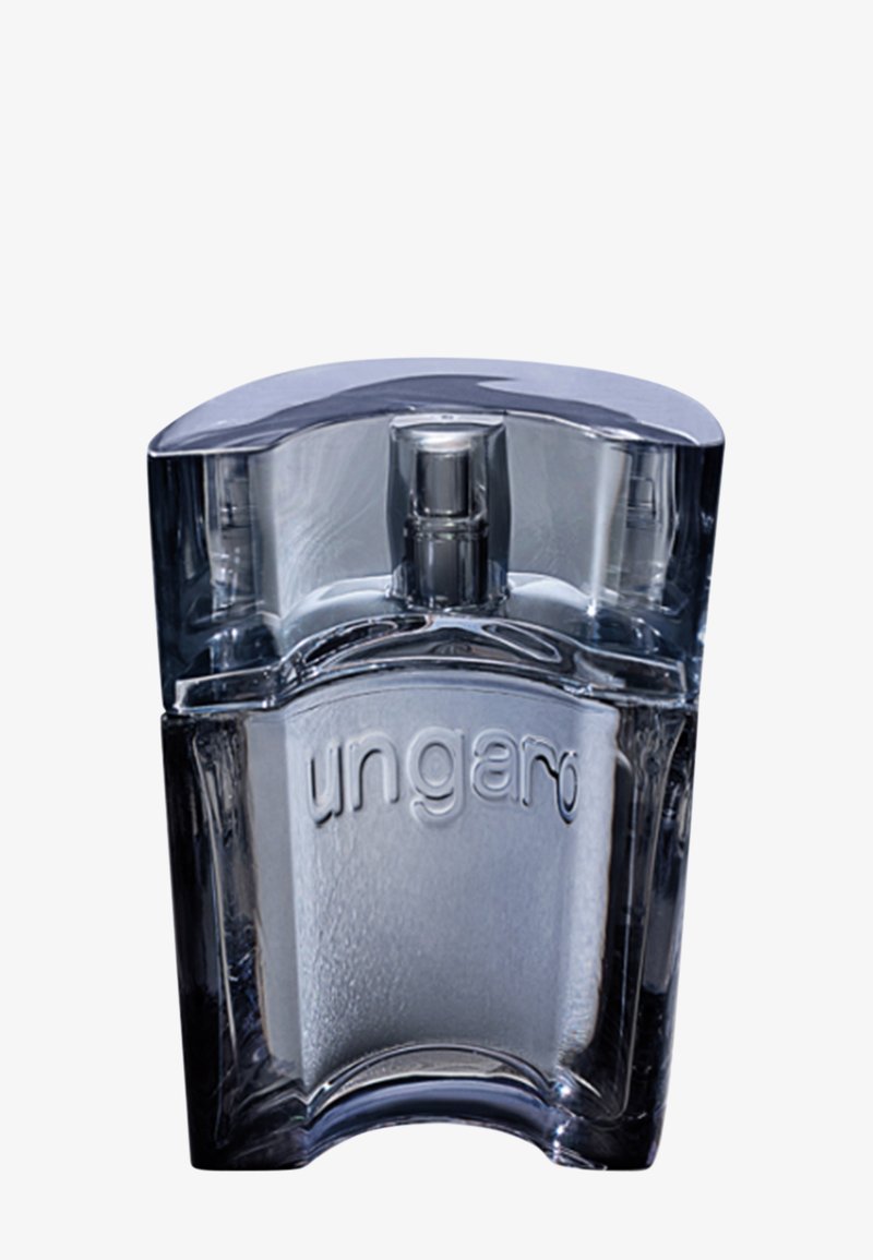 Flacon de parfum en verre transparent à forme incurvée avec "ungaro" embossé à l'avant, doté d'un pulvérisateur argenté.
