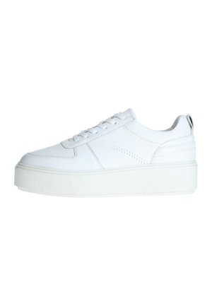 Baskets en cuir blanc avec un bout arrondi, un design à lacets, une semelle blanche épaisse et des accents de couture subtils sur le côté.