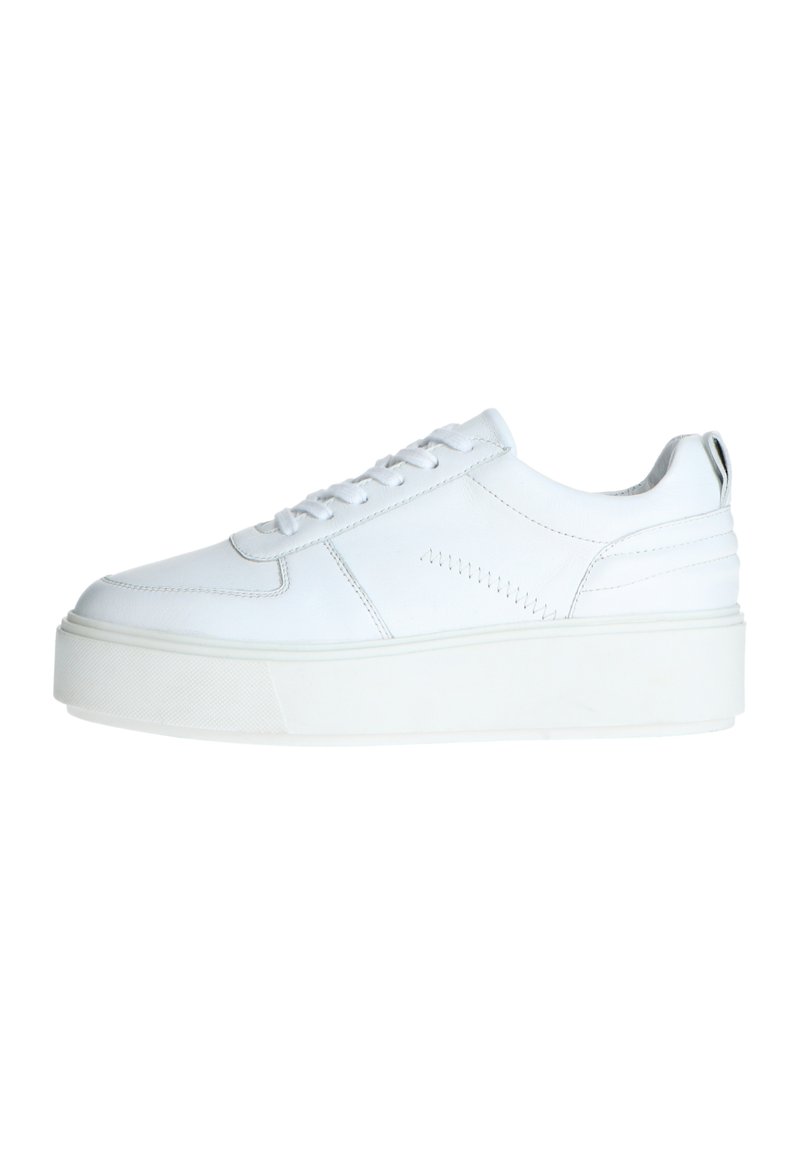 Witte leren sneakers met een ronde neus, vetersluiting, dikke witte zool en subtiele stiksels aan de zijkant.