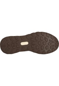 Gummisohle in Braun mit einem strukturierten, robusten Muster. Verfügt über einen zentralen weißen Einsatz und verschiedene geometrische Formen für besseren Halt.