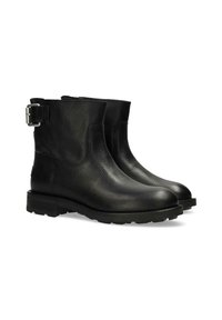 Botas de cuero negras hasta el tobillo con un acabado texturizado, punta redonda y detalle de hebilla lateral. Suela robusta con un ligero dibujo para mayor agarre.