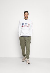 Guess SCOTTY PANT - Broek - olive morning