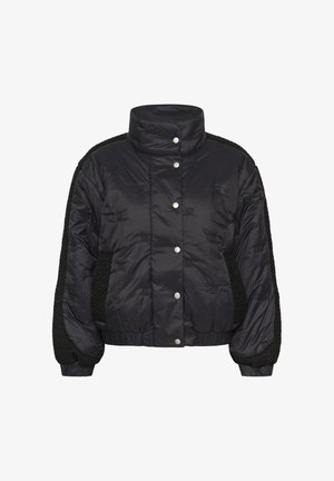 Fekete puffertöltött dzseki magas gallérral, elöl patentos gombokkal, oldalán és az ujjain texturált anyaggal, elasztikus mandzsettákkal és szegéllyel.