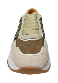 Sneaker con tomaia in suede beige e tela marrone, lacci testurizzati, suola intermedia bianca e suola in gomma. Presenta dettagli di rifinitura cuciti.