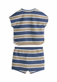 Randig kort uppsättning med en kortärmad topp och matchande shorts. Färgerna inkluderar blå, brun och vit. Ribbad textur.